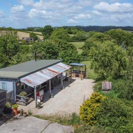 Tistocker's Log Cabin dog friendly with 1 acre field 2 DOGS ONLY, hotel a East Chinnock