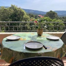 T2 confort résidence Golf Country Club, hotel in Saumane-de-Vaucluse