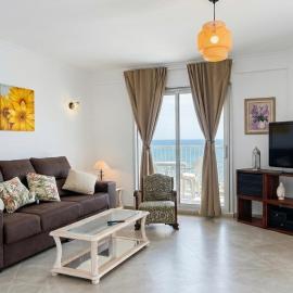 Apartamento con vistas a la Playa con Ascensor y WIFI 9 pax, hotel in Daimuz