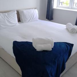 Huge 4 Bed House with parking and garden, hotel in Whitchurch