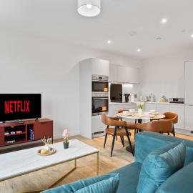 Modern 2 Bed Riverside with Parking and Wi-Fi Near Heathrow, hotelli kohteessa Staines