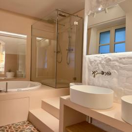 Iconic Cernaia stairway location - CernaiaBella Elegant charming suite with Jacuzzi