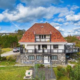 Arya villa, hotell Bergenis