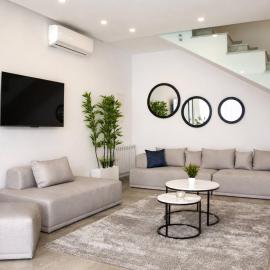 Elegant Villa in Gammarth with Private Indoor Pool, Hotel in Gammarth
