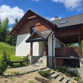 DOMEK POD CZEREMCHĄ, jacuzzi, hotel v destinaci Zawóz