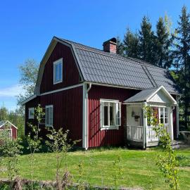 Cultural Cottage By Lake Fryken In Värmland, hotel in Östra Ämtervik