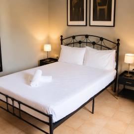 Charming Family Room with Pool in Marsaxlokk, hotel u gradu Marsašlok