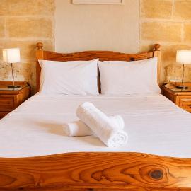 Cozy Family Room with Pool & Vineyard Views in Marsaxlokk, hotel u gradu Marsašlok