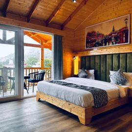 The Walnut Homes- Luxury Pine Cottages, hotel in Bhīm Tāl