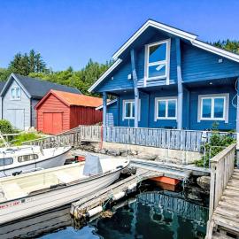 Holiday Home Rorbu by Interhome, hotel em Naustdal i Sunnfjord