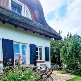 Holiday Home Traditionelles Reetdachhaus mit Sauna- Kaminofen by Interhome