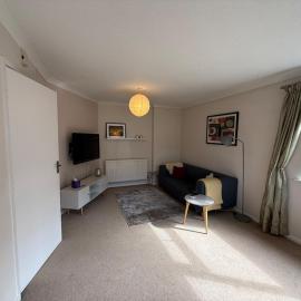 Light & Spacious Flat, Walk to Town & Parking โรงแรมในWeeke