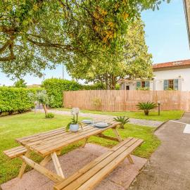 Cà Rina & Felice - Casa Vacanze con Giardino e Parcheggio vicino al Mare - Pet Friendly, hotel in Carrara