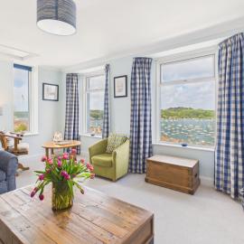 Coastal Cottage with Panoramic Harbour Views & Parking, hotel in Falmouth