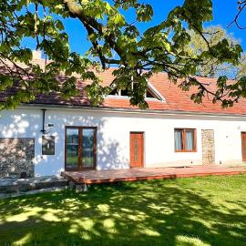 Dvůr u Koptišů - venkovský dům se zahradou v jižních Čechách, hotel a Sepekov
