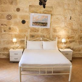 Charming Double Room with Pool in Marsaxlokk، فندق في مرسلوك