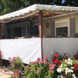 Location mobil-home 3 chambres climatisé, hotelli kohteessa Saint-Augustin