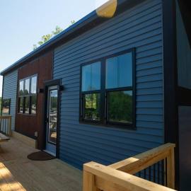Midnight Blue - Cozy 2-bedroom Tiny Home in charming Anderson on Lake Hartwell, hotel ad Anderson