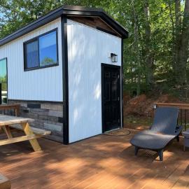 Busted Pallet - Delightful 2-bed Tiny Home in charming Anderson on Lake Hartwell, hotel ad Anderson