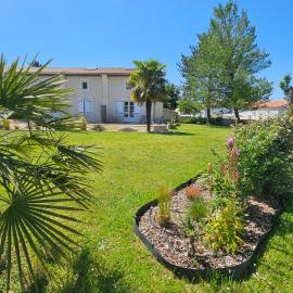GITE familiale avec piscine, hotel in Saint-Martin-de-la-Coudre