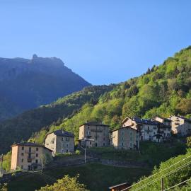 Casa Nonna Maria - Panoramic mountain view Borgo Storico Costa Picamei, hotell sihtkohas Averara