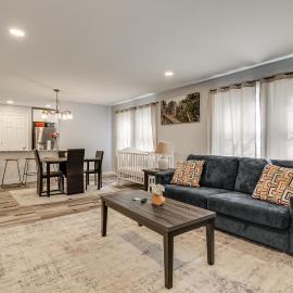 13 Mi to Gillette Stadium: Pet-Friendly Apt!, готель у місті Attleboro