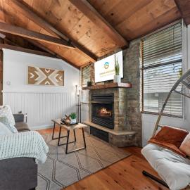 Whispering Bass Lodge 3BDR, hotel in Kimberling City