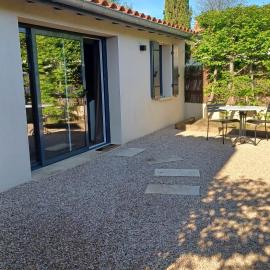 La petite maison studio et jardin, hôtel à Craponne