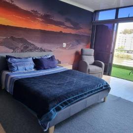 Waterfront Deco apartment 2 sleeper lake views