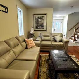 4 Bedroom Southend Guelph Homes for your entry Family, hotel em Guelph
