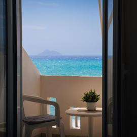 Nefeli Rooms with Sea View in Kalamaki، فندق في كالاماكي