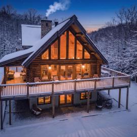 NEW! Grand Timber Chalet - Hot Tub & Billiard – hotel w mieście Labelle
