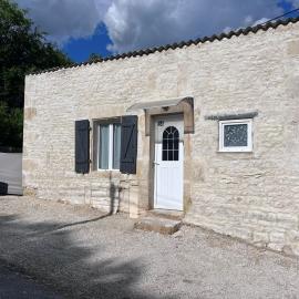 Studio, hotel in Nanteuil-en-Vallée