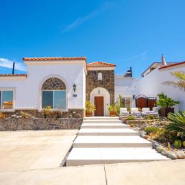 Villa Coral 3 BR 3BA with pool, hotel v destinaci Primo Tapia