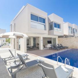 Mythical Blue Villas, hotelli kohteessa Protaras