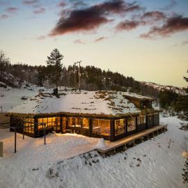 Large modern cabin from 2023 for rent, hotel v destinaci Dirdal
