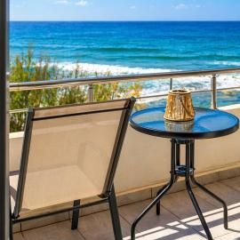 Sole e Mare B2 Beachfront Sea View Apartment, Hotel in Koutsourás