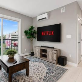 New King Bed Condo w Gym Stampede near 17 Ave, hotel en Calgary