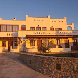 Manolas Sunset View، فندق في Glinádhon