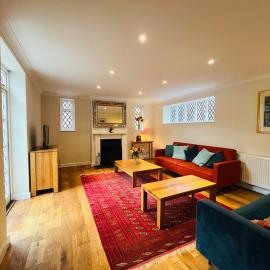 Delightful Period House with Sauna & Games Tables, Hotel in Bracknell