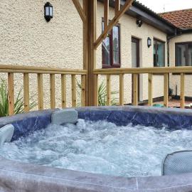 Warden Hills Contractor Retreat with Hot Tub & Parking M1 A6 & Central Luton access, hotel in Luton