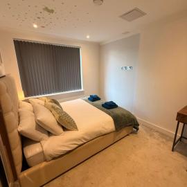 Charming Flat near Kew Gardens Sleeps 5, hotel a Brentford
