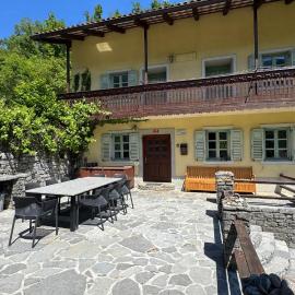 Hisa Betin 4 bedroom Holiday Home in Soca Valley โรงแรมในโทลมิน
