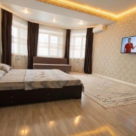 Комфортная большая 1-ком кв в Жк Нектар мкр Батыс-2, hotel a Aqtöbe