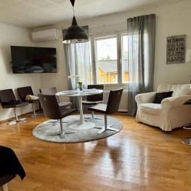 6 Real Beds, AC, Walk to Willa, Hyvinkää, hotel v destinácii Hyvinkää