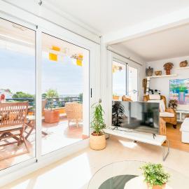 Marvista - Bright Apt w Seaview, Pool