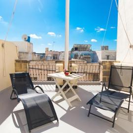 Well Located Townhouse & Courtyard Kalka - Happy Rentals