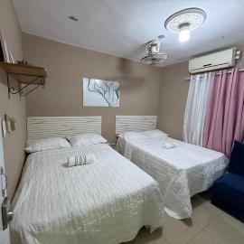 1 Habitacion con 2 camas dobles, en vivienda compartida en Azua, hotel in Azua
