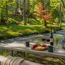 Secluded River Cabin Near Sly Park & Apple Hill, hotel en Placerville
