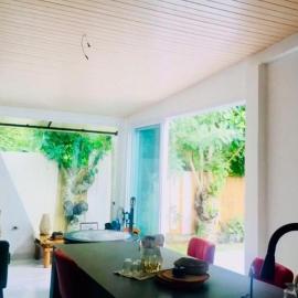 Hermosa casa rodeada de árboles y cerca a la playa, hôtel à Santa Elena